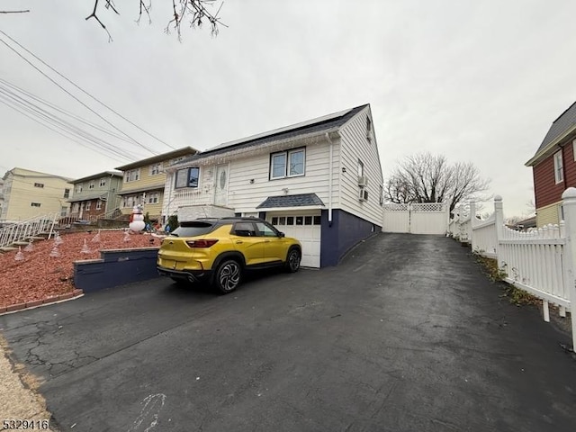 view of front facade featuring a garage