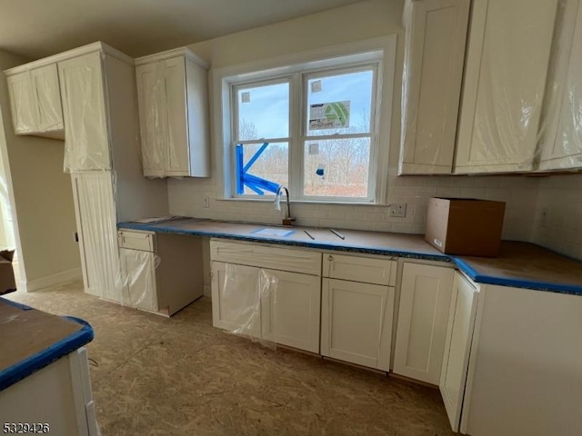 kitchen with sink and decorative backsplash