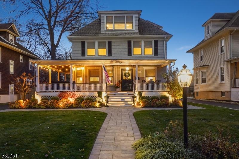 view of front facade with covered porch and a front lawn