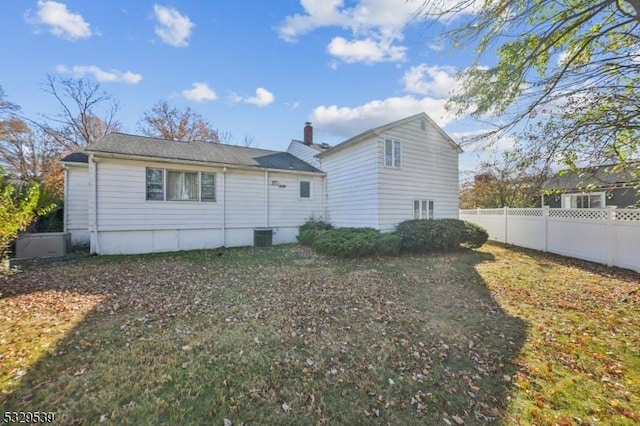 back of house featuring a lawn