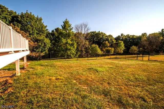 view of yard featuring a rural view