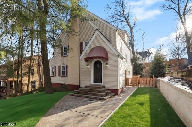 view of front of house featuring a front lawn