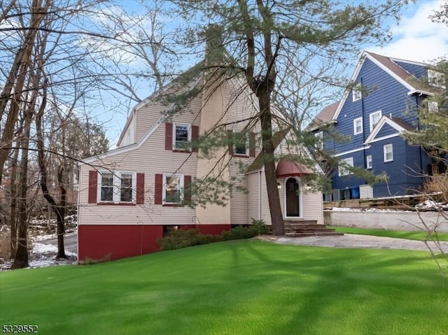 view of front facade featuring a front lawn