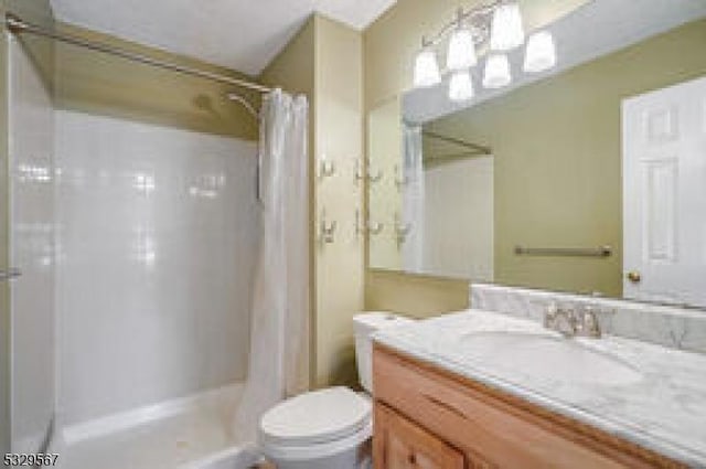 full bath featuring curtained shower, vanity, and toilet