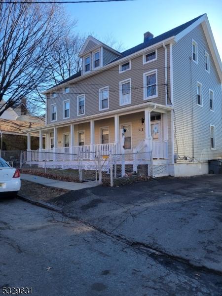 view of front of property featuring covered porch