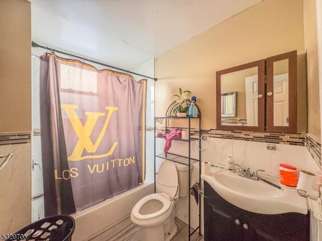 full bathroom with vanity, backsplash, toilet, and shower / bathtub combination with curtain