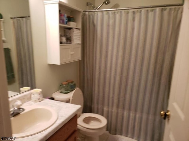 full bathroom featuring shower / tub combo with curtain, vanity, and toilet