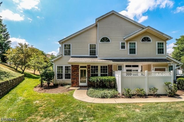 view of front of property featuring a front yard