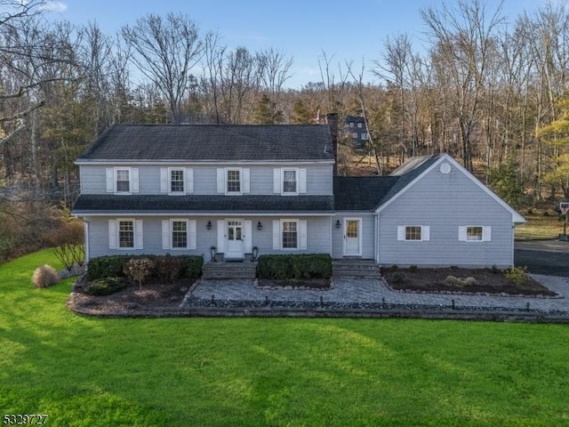 view of front of property featuring a front lawn