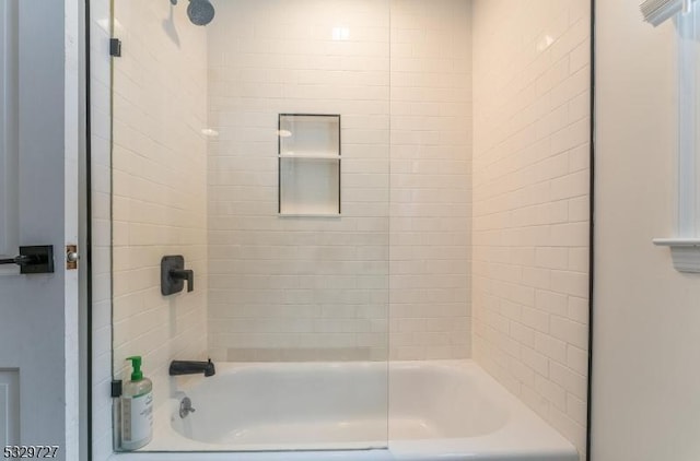 bathroom featuring tiled shower / bath