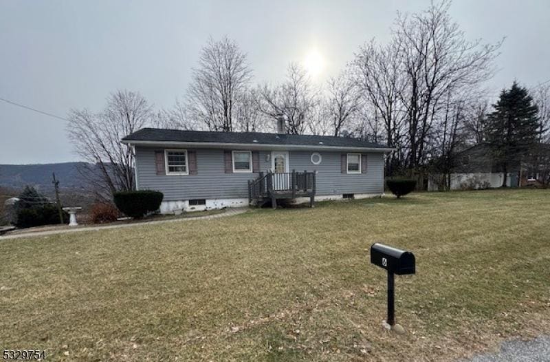 single story home featuring a front lawn