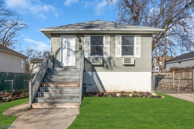 bungalow featuring a front yard