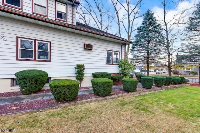 view of side of property featuring a lawn