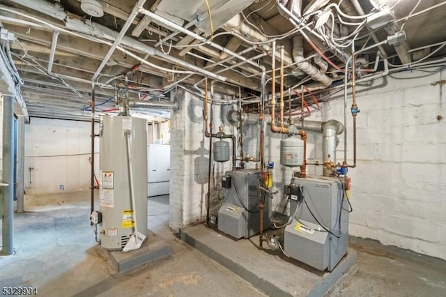 utility room with washer / clothes dryer and water heater