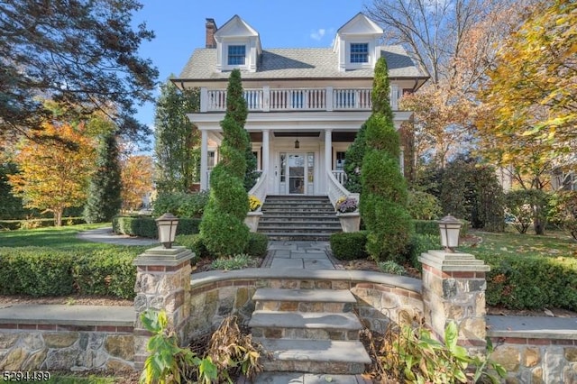 view of front facade featuring a balcony