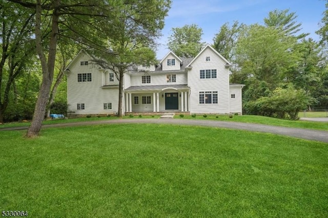 view of front facade featuring a front yard