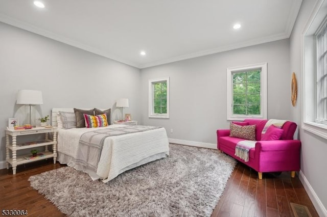 bedroom featuring hardwood / wood-style flooring, recessed lighting, visible vents, baseboards, and crown molding