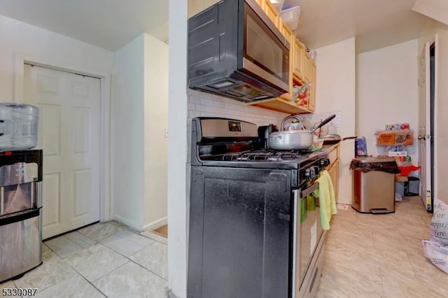 kitchen with gas stove and backsplash