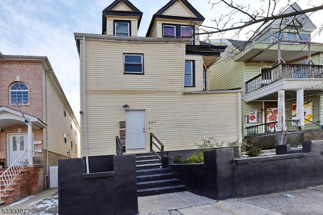 view of front of property featuring a balcony