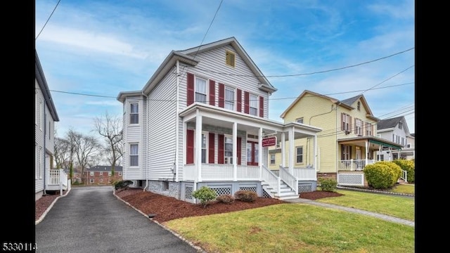 view of front of property featuring a front lawn and a porch