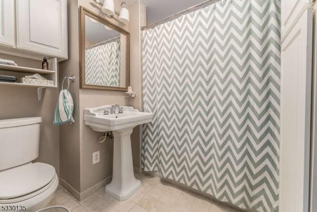 bathroom featuring tile patterned floors, toilet, and a shower with shower curtain