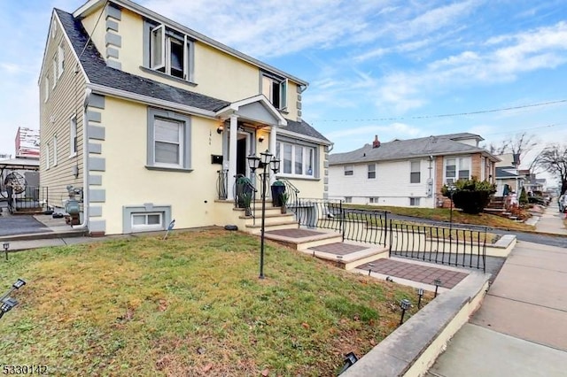 view of front facade featuring a front lawn