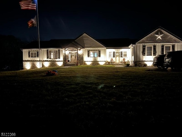 view of front facade featuring a lawn