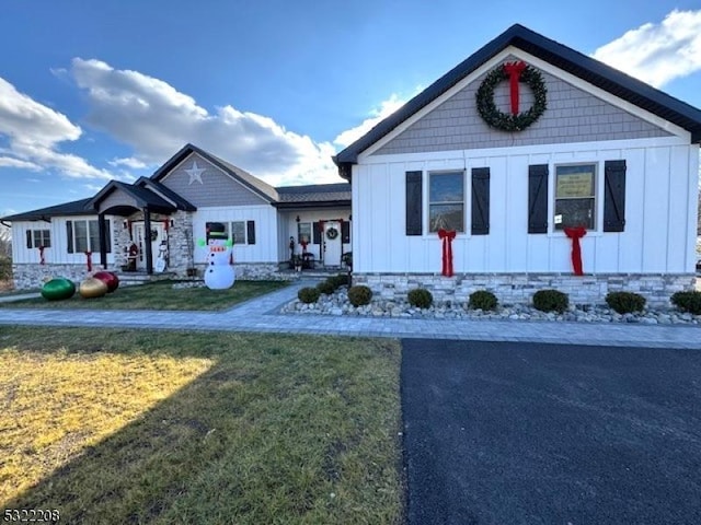 view of front of property with a front lawn