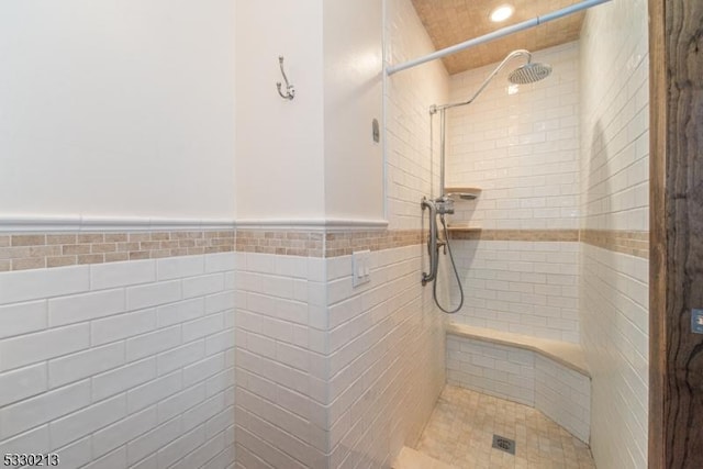 bathroom featuring tiled shower