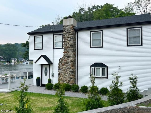 view of front of property with a front lawn