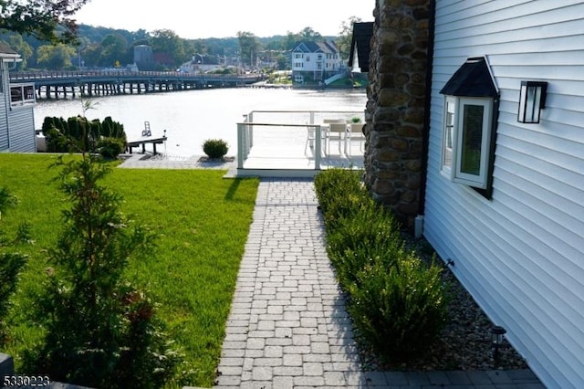 view of yard featuring a water view