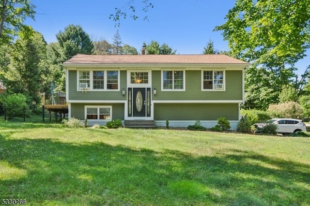 split foyer home featuring a front yard