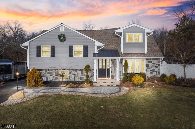 view of front of house featuring a yard