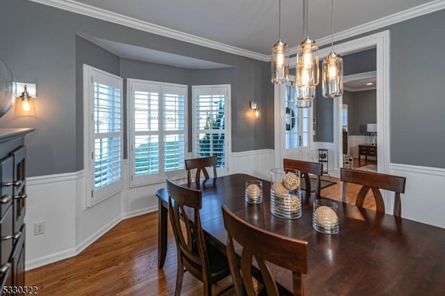 dining room with crown molding, dark wood-type flooring, and an inviting chandelier