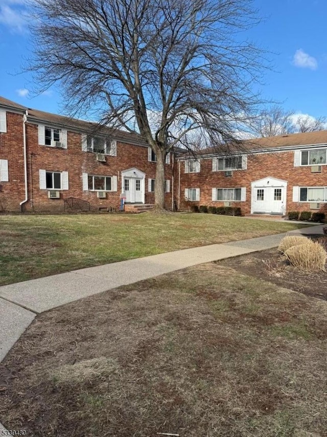 view of front of home featuring a front lawn