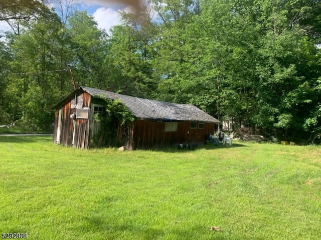 view of yard featuring a storage unit