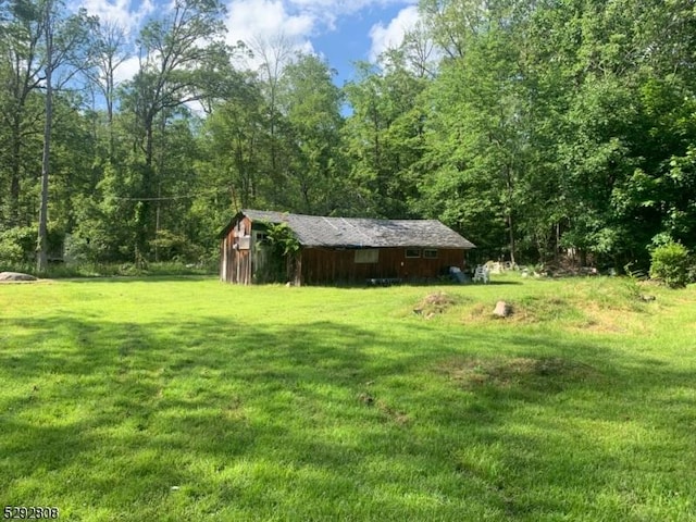 view of yard with an outdoor structure