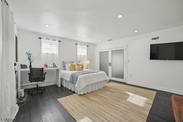 bedroom with dark wood-style floors, visible vents, recessed lighting, and baseboards