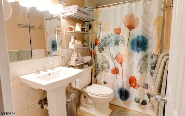 bathroom featuring tasteful backsplash, tile patterned floors, toilet, shower / tub combo with curtain, and tile walls