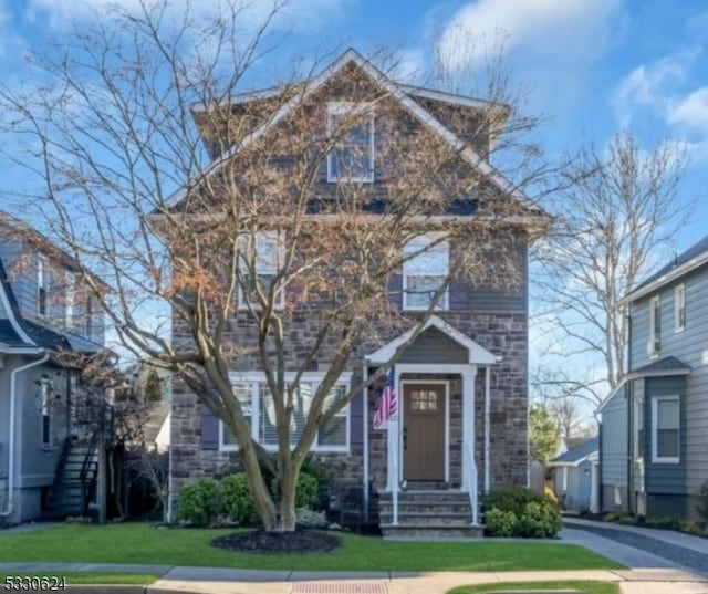 view of front of house featuring a front lawn