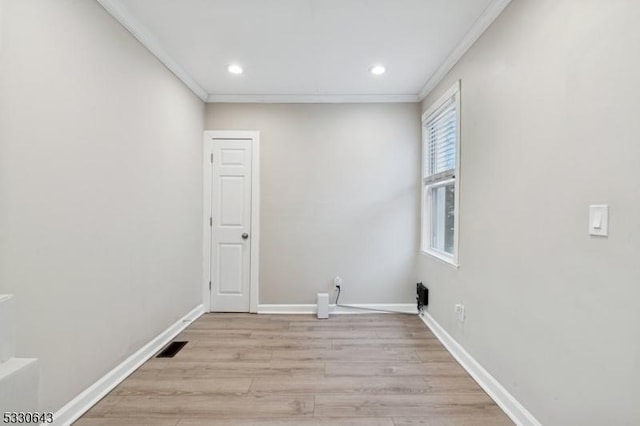 clothes washing area with light wood finished floors, visible vents, baseboards, crown molding, and recessed lighting