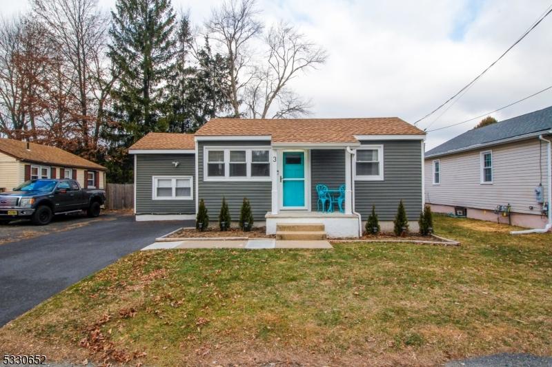 view of front facade featuring a front yard