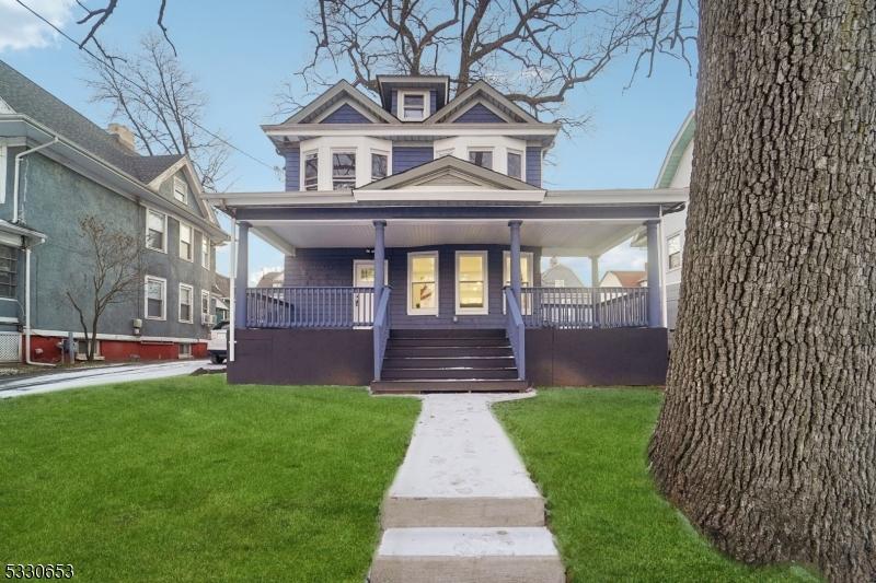 view of front of house with a porch and a front yard