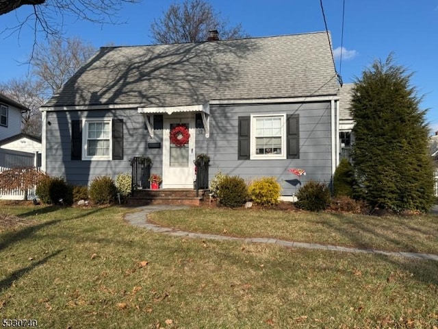 view of front of house featuring a front lawn