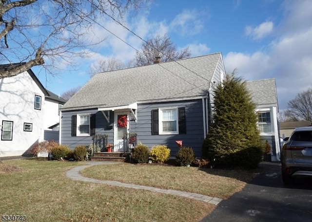 view of front of house with a front lawn