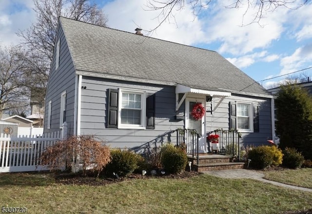 cape cod-style house with a front yard