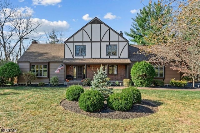 view of front of house featuring a front lawn