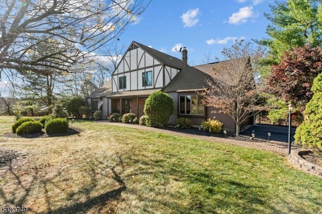 view of front of property featuring a front yard