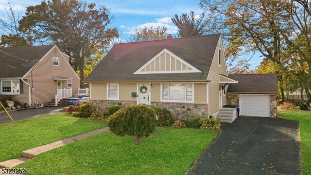 view of front of home featuring a garage and a front yard