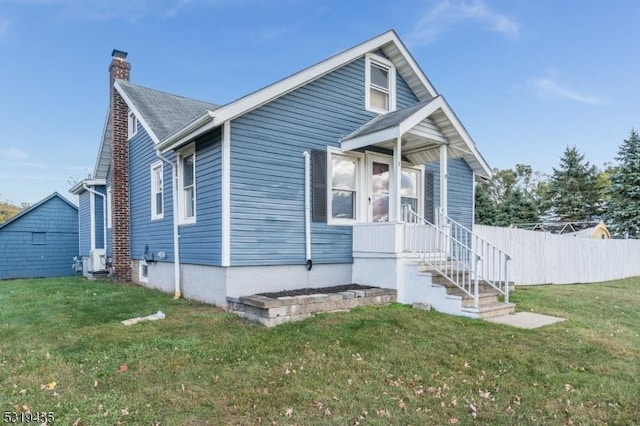 view of front of house featuring a front lawn